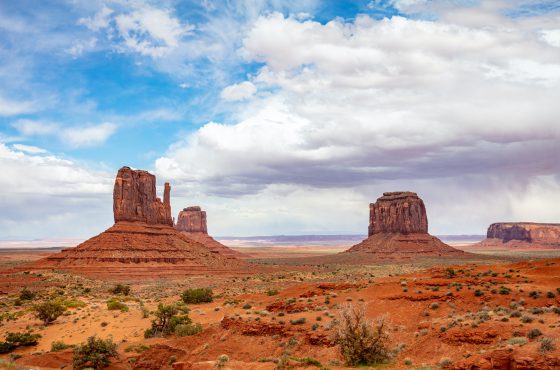 monument-valley-tribal-park-in-the-arizona-utah-border-usa.jpg